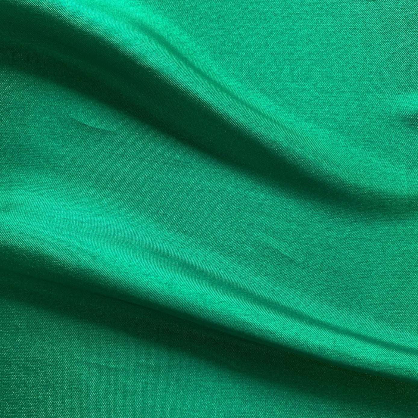 jap silk 115cm presenting the kelly color version of la ight weight mulberry pure silk with fluid drape and natural sheen